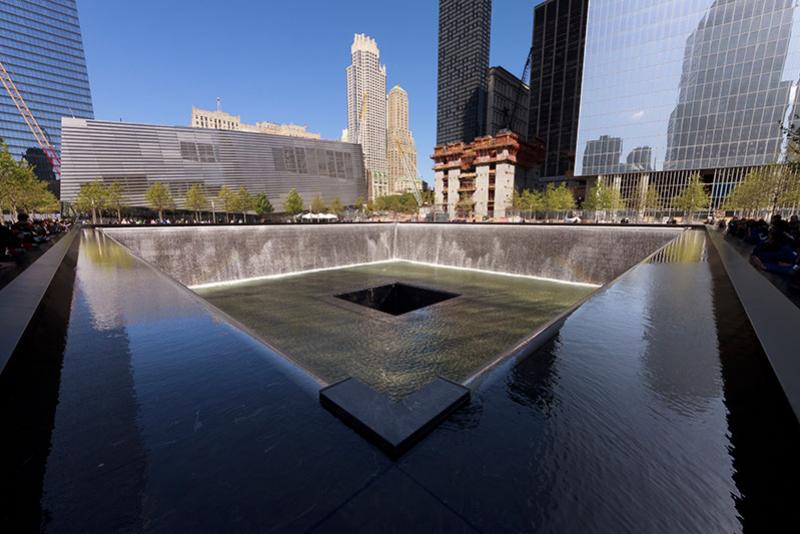 Le Musée-Mémorial du 11 Septembre à New York. Le Mémorial est constitué de deux bassins situés à l'emplacement même des deux tours détruites : vue du bassin sud. Photo NormanB, 2012 - CC BY-SA 3.0