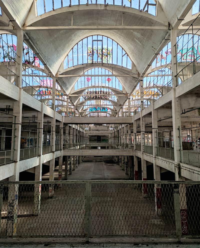 Intérieur du Magasin Général de Saint-Pierre-des-Corps conçu par l'ingénieur Eugène Freyssinet. © Sindbad Hammache / Le Journal des Arts, 2021