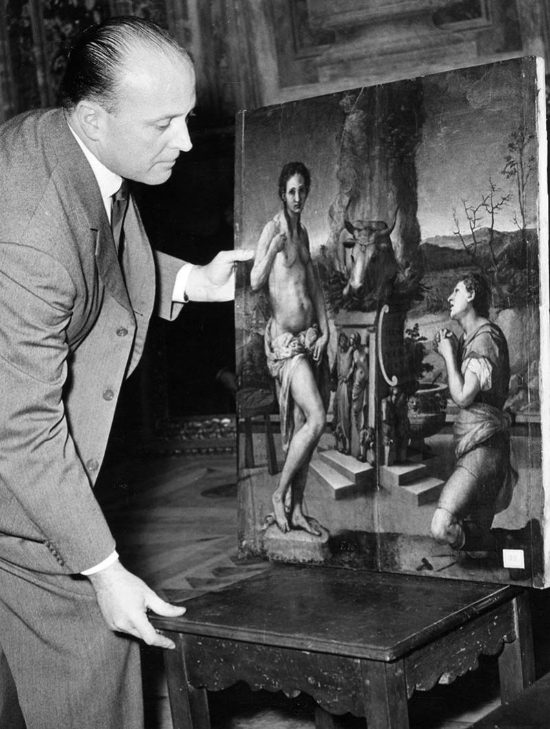 Rudolfo Siviero face à une peinture d'Agnolo Bronzino retrouvée en 1954. © Museo Casa Rodolfo Siviero