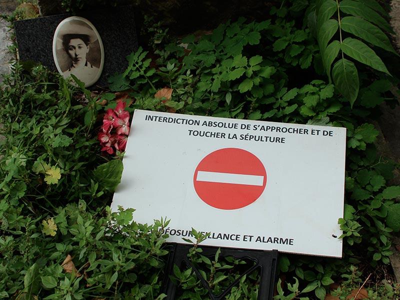 Le panneau posé sur la tombe de Tatiana Rachewskaia informe de l'« interdiction absolue de s’approcher et de toucher la sépulture » © Ludovic Sanejouand, octobre 2021.