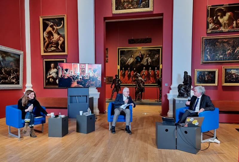 Vue de la 5e « Conférence capitale » dans la grande galerie du musée Crozatier au Puy-en-Velay, avec de g. à d. Delphine Gigoux-Martin, artiste, Marc Giraud, vice-président chargé de la culture à la communauté d’agglomération du Puy-en-Velay et Jean-Christophe Castelain, rédacteur en chef du Journal des Arts. © Photo Clotilde Bednarek pour Le Journal des Arts, 2022