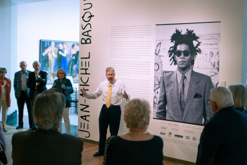 Aaron de Grof présentant l'exposition consacrée à Jean-Michel Basquiat au musée d'Orlando © Orlando Museum of Art