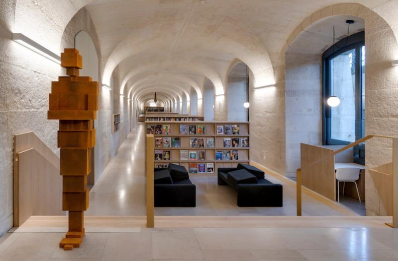Bibliothèque de l‘École du Louvre avec l’œuvre Witness VII d'Antony Gormley au premier plan. © Photo Majid Boustany