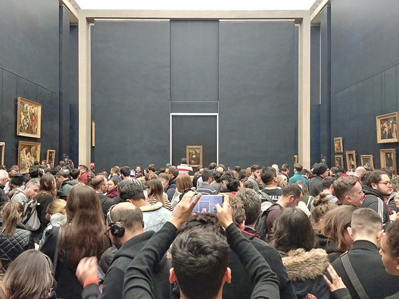 Des visiteurs patientent dans la file d'attente avant d'accéder à La Joconde © Photo Ludovic Sanejouand, 2020