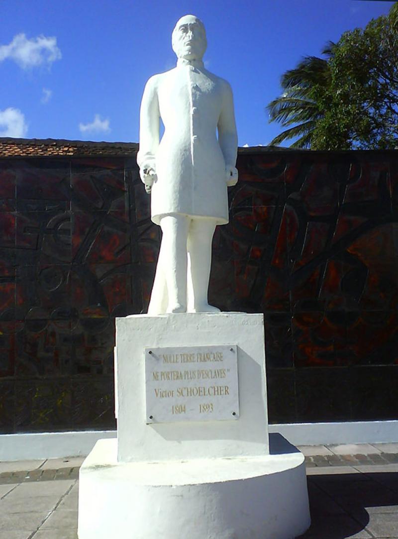 Statue de Victor Schœlcher, dans le bourg de Schœlcher en Martinique, qui a été détruite en 2020. © Jean-Louis Lascoux, 2007, CC BY-SA 3.0