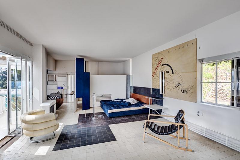 Villa E-1027 - La pièce principale avec le mobilier conçu par Eileen Gray © Manuel Bougot