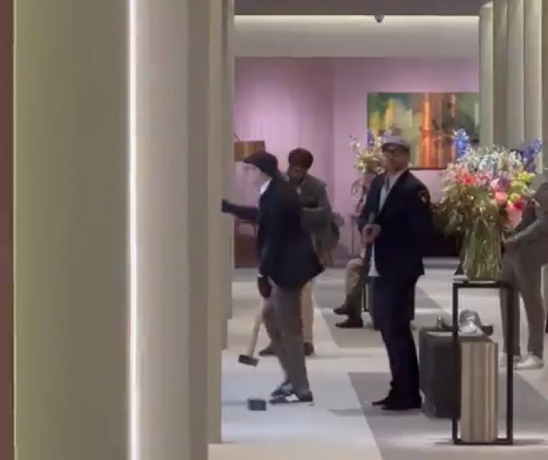 Capture vidéo montrant les voleurs lors du casse des vitrines du joaillier Symbolic and Chase, le 28 juin à la Tefaf 2022 © Twitter / Henrik Willem Hofs