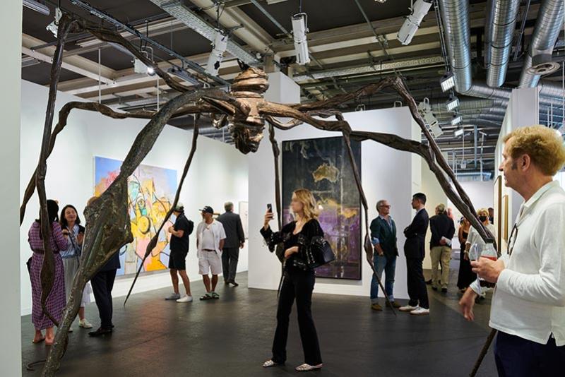 Le stand de la galerie Hauser & Wirth à Art Basel, au centre : Louise Bourgeois, Spider, 1996, acier, 326,4 x 757 x 706 cm @ Courtesy Art Basel, 2022