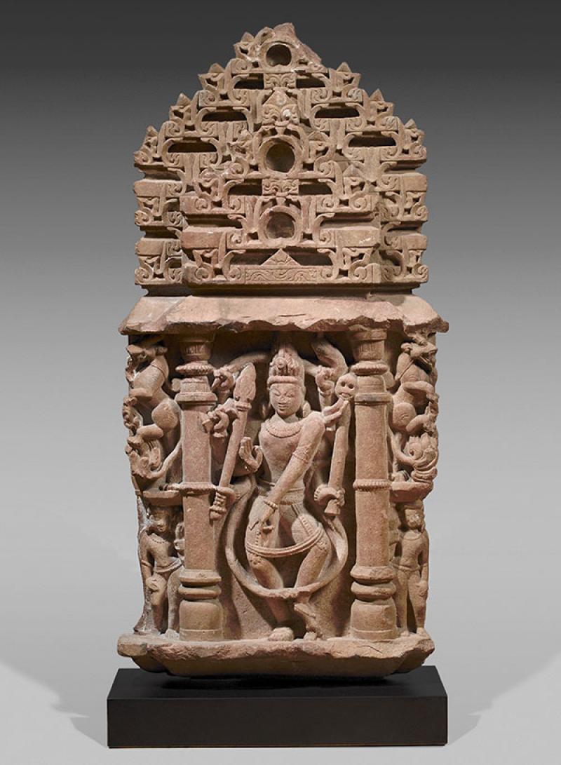 Stèle représentant le dieu Siva, Inde du Nord, Xe siècle, grès, h. 104 cm. © Galerie Hioco / Photo Studio Sébert