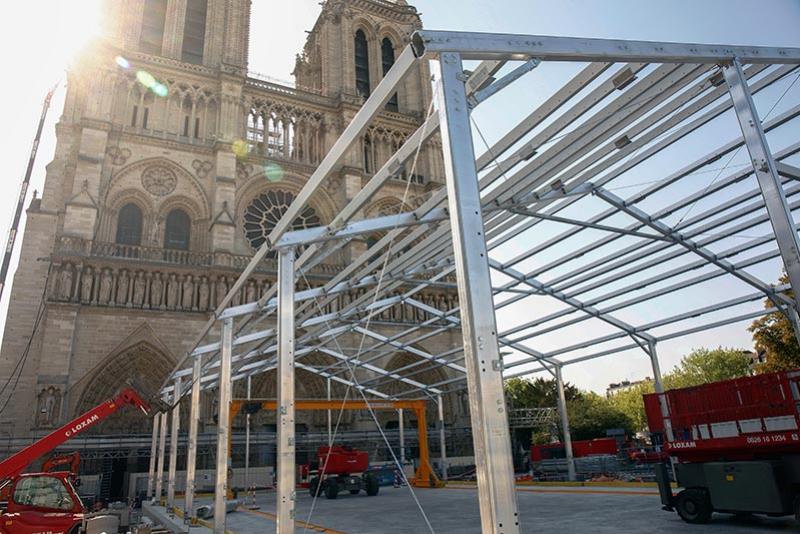 Installation d’une loge de taille de pierre sur le parvis de la cathédrale pour la restauration des sculptures figuratives ou décoratives, été 2022. © David Bordes / Etablissement public chargé de la conservation et de la restauration de la cathédrale Notre-Dame de Paris