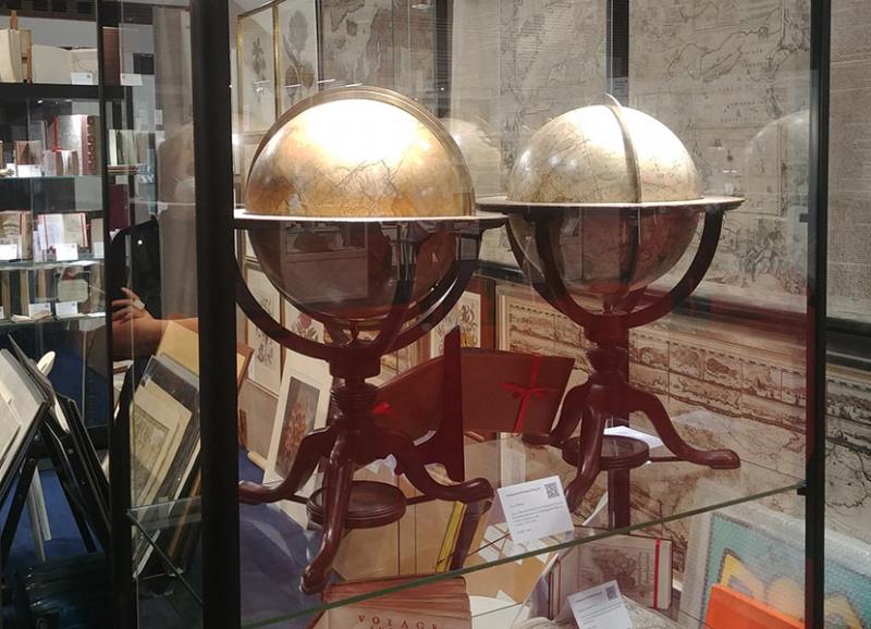 Une paire de globes terrestre (1815/1816) de William Cary présentée au Salon du livre rare sur le stand d'Antiquariat Reinhold Berg eK, Rastibonne, Allemagne © Photo Ludovic Sanejouand