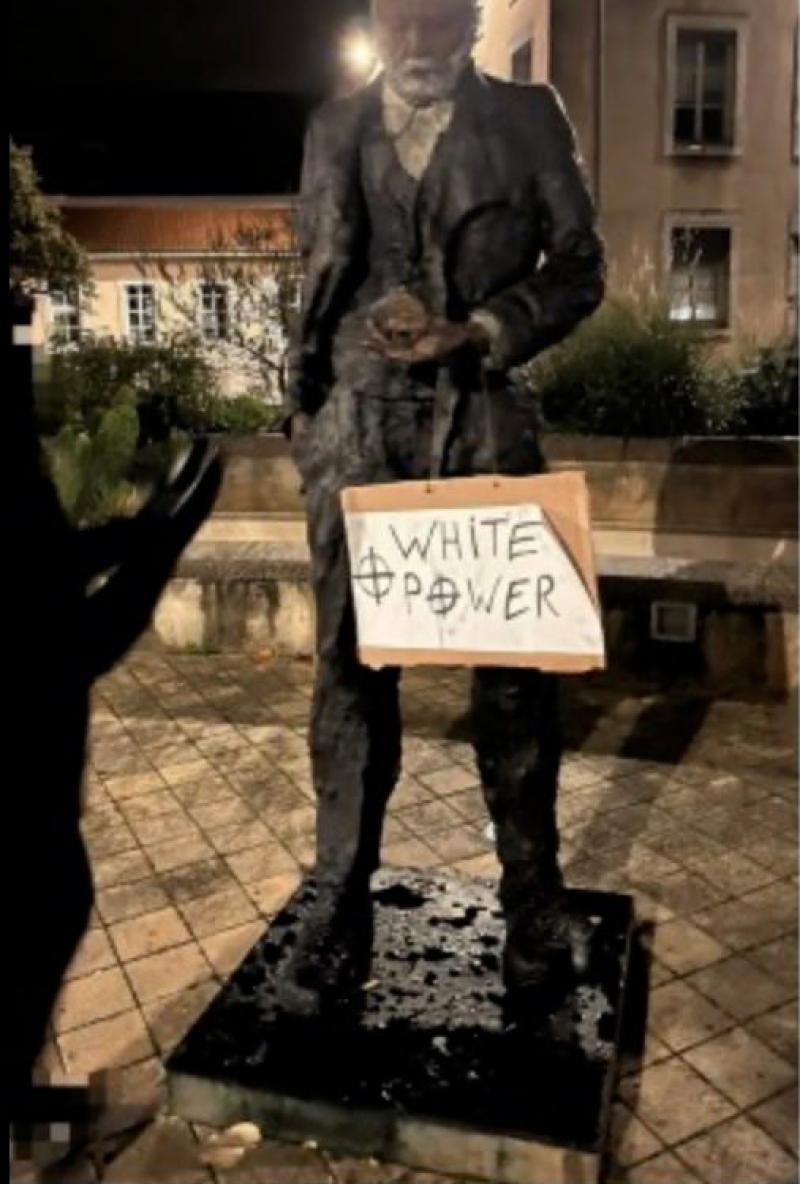 La statue de Victor Hugo réalisée par Ousmane Sow et vandalisée en novembre 2022 à Besançon © Twitter