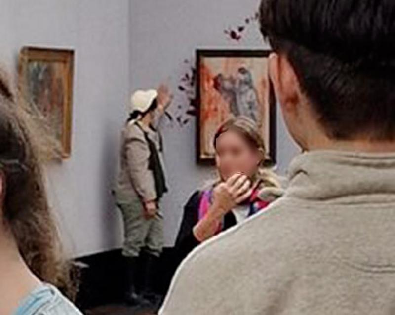 Le <em>Clown</em> (1886) d'Henri de Toulouse-Lautrec attaqué avec du faux sang à la Alte Nationalgalerie de Berlin, le 30 octobre 2022. 