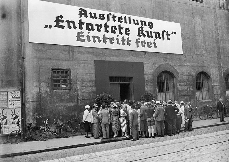Entrée de l’exposition l'« art dégénéré » à Munich en 1937. © Stadtarchiv München