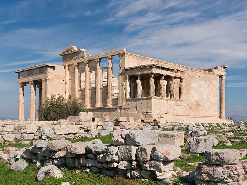 L'Érechthéion et son portique des Caryatides : toutes les statues sont des copies, cinq des statues originales sont dans le musée de l'Acropole à Athènes et une au British museum. Photo Berthold Werner, 2017 - CC BY-SA 3.0
