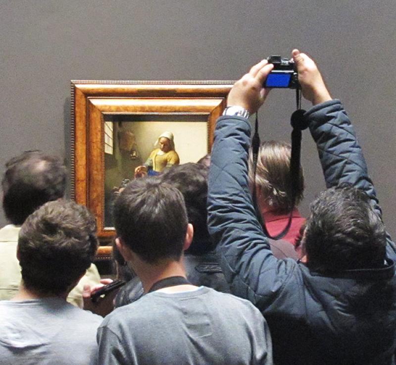 8 visiteurs devant La Laitière de Vermeer au Rijksmuseum en 2014 © Photo Ludovic Sanejouand 