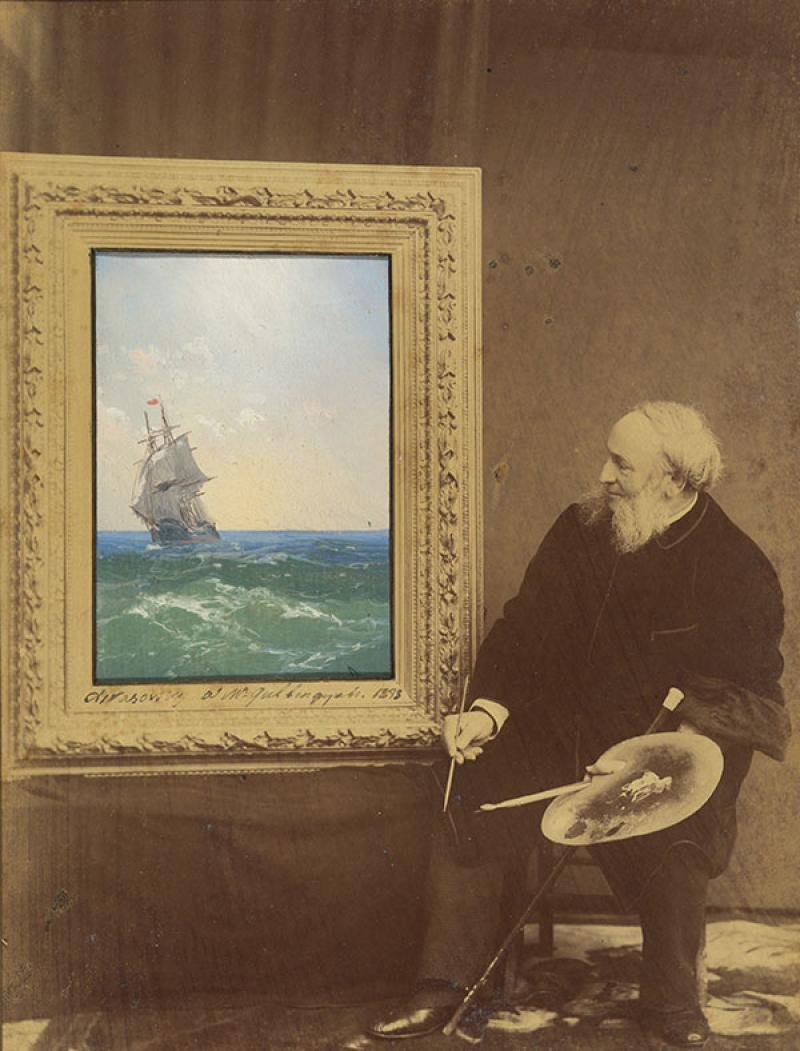 Babayeba studio, Portrait d'Ivan Aïvazovski devant l'une de ses marines, photographie de 1893, 25 x 19 cm. © Courtesy The MET