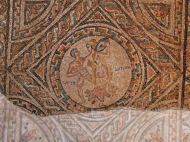 Détail d'une mosaïque romaine avec le satyre (Jupiter) dans la Villa Antiopa © Villa Antiopa