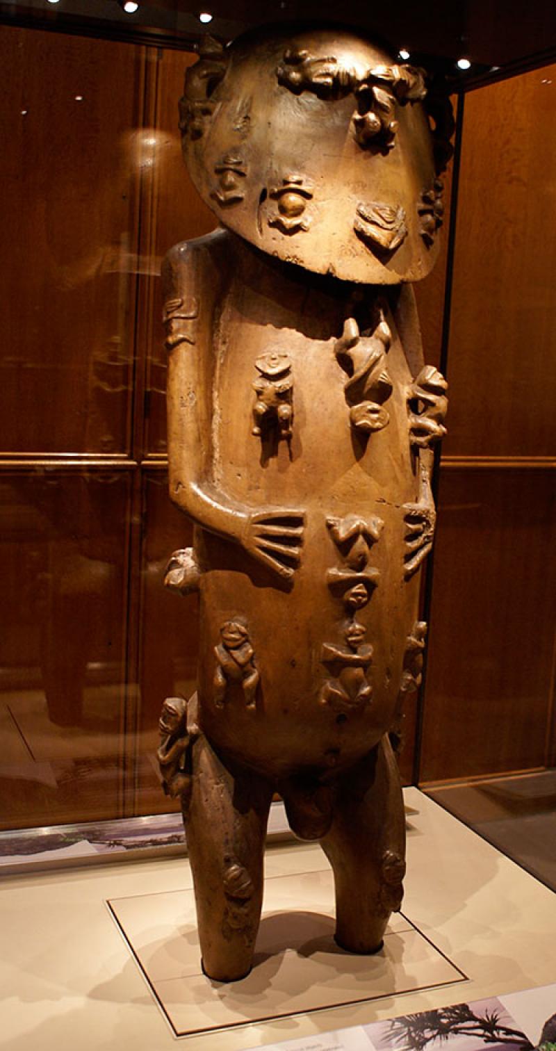 Le dieu A'a de Rurutu, bois, h. 117 cm, XVII-XVIIIe s., exposé au British Museum. © Paul Hudson, 2007, CC BY 2.0