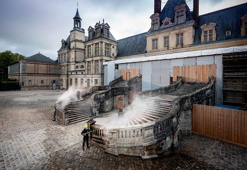 Restauration de l'escalier en fer à cheval du château de Fontainebleau. © Kärcher, 2020
