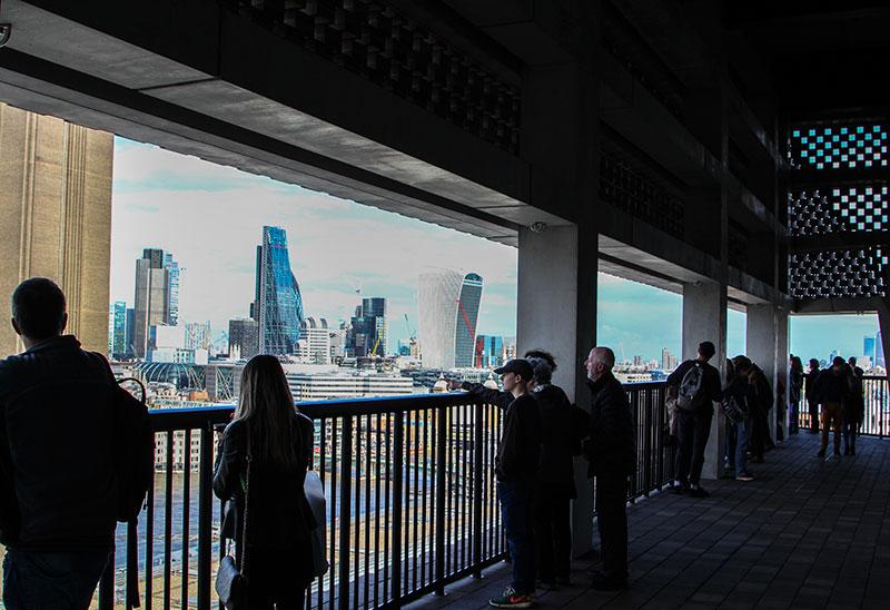 Visiteurs sur la terrasse (belvédère) de l'extension de la Tate Modern à Londres © Photo Ludovic Sanejouand, 2016