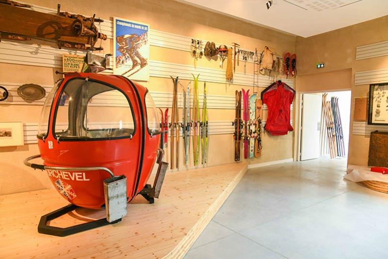 Une salle du musée consacrée aux sports d'hiver. © Département Savoie / Fabrice Rumillat