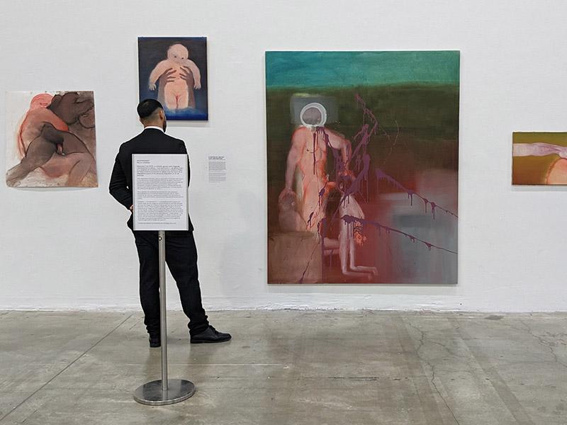 Le tableau vandalisé de Miriam Cahn, Fuck Abstraction!, aspergé de peinture au Palais de Tokyo le 7 mai 2023. © Photo Ludovic Sanejouand pour LeJournaldesArts.fr, 10 mai 2023