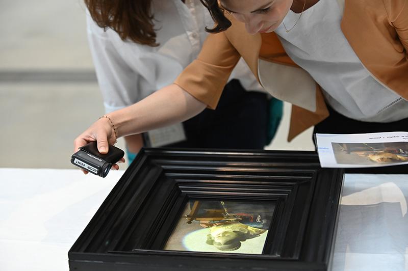 Arrivée de La Dentellière de Vermeer au Louvre-Lens, juin 2023. © Frédéric Iovino