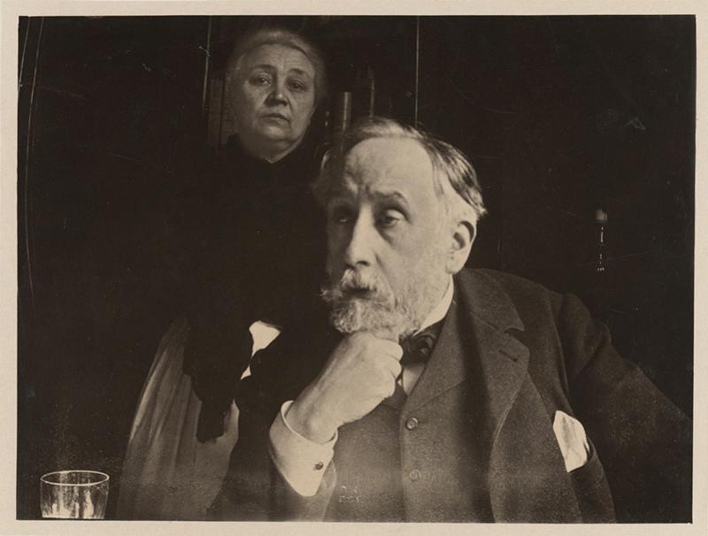Edgar Degas (1834-1917), Autoportrait avec Zoé Closier devant sa bibliothèque, photographie, 19,2 x 25,4 cm, 1895, collection BNF - Photo gallica.bnf.fr / BnF - Licence Ouverte / Etalab