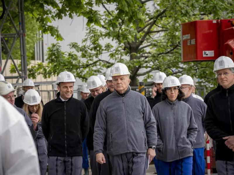 Le général Jean-Louis Georgelin visitant le chantier de recontruction de Notre-Dame de Paris, en compagnie d'Emmanuel Macron et de Rima Abdul Malak. © Présidence de la République