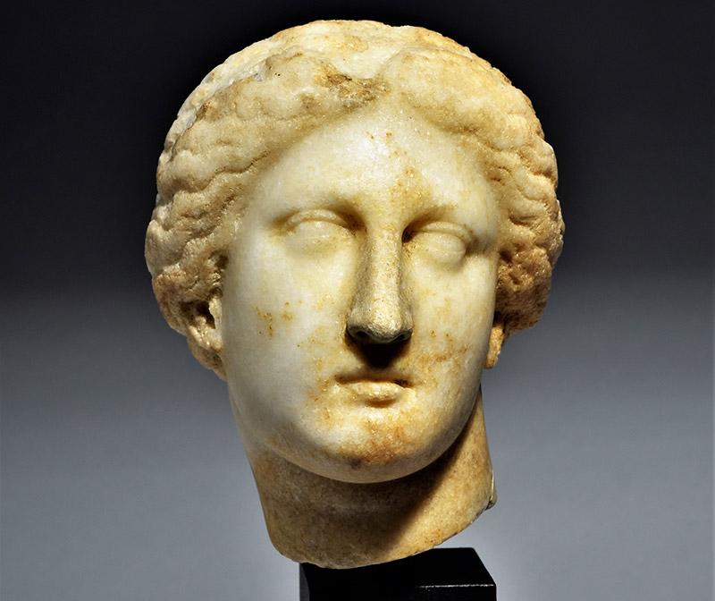 Tête d’Aphrodite, marbre, art hellénistique, IIe -Ier siècle avant J.-C., h. 13,5 cm. © Gunther Pühze 