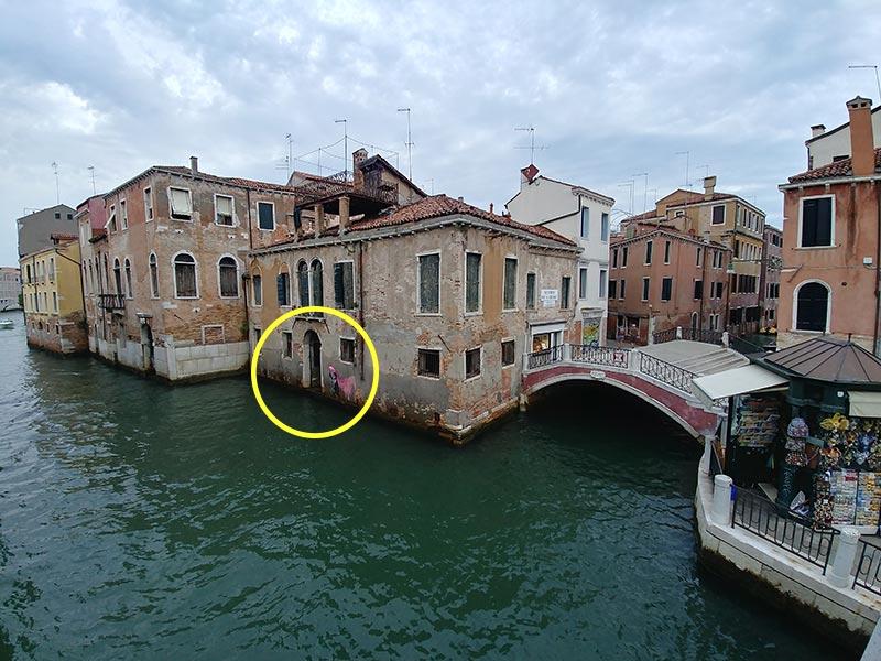 Le pochoir de Banksy, Migrant Child (L'enfant migrant), réalisé près du pont San Pantalon à Venise en 2019 © Photo Ludovic Sanejouand 