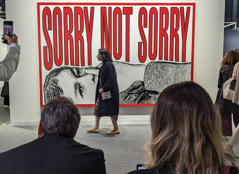 Barbara Kruger, Untitled (Sorry Not Sorry) (2023) sur le stand de Sprüth Magers à Paris+ par Art Basel © Photo Ludovic Sanejouand pour LeJournaldesArts.fr, 18 octobre 2023
