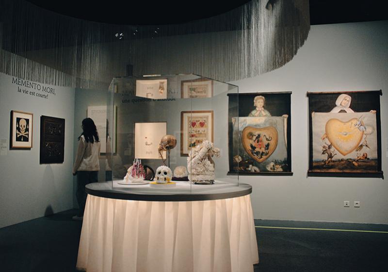 Vue de l'exposition « Mourir, quelle histoire » à l'Abbaye de Daoulas. © Elodie Henaff / CDP29