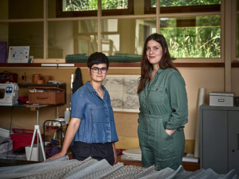 Lucile Viaud, designer et Aurélia Leblanc, tisserande, lauréates Dialogues du Prix Liliane Bettencourt pour l'Intelligence de la Main 2023. © Julie Limont pour la Fondation Bettencourt Schueller