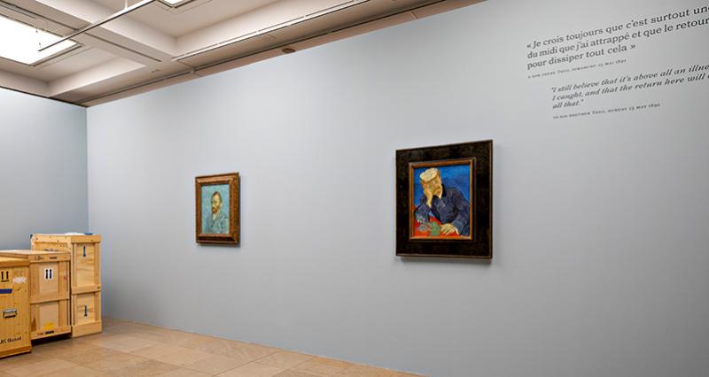 Montage de l'exposition « Van Gogh à Auvers-sur-Oise, les derniers mois » : l'autoportrait de 1889 et le portrait du docteur Paul Gachet de 1890 © Photo Musée d'Orsay / Sophie Crepy 