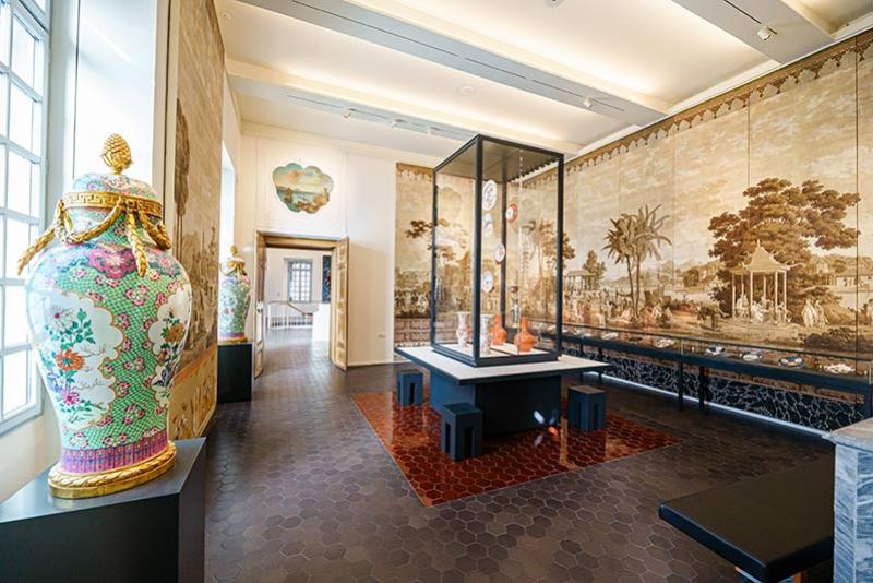 Salle rénovée du Musée des beaux-arts de Draguignan, avec le papier peint panoramique aux scènes chinoises. © Gaël Delaite/Ville de Draguignan.