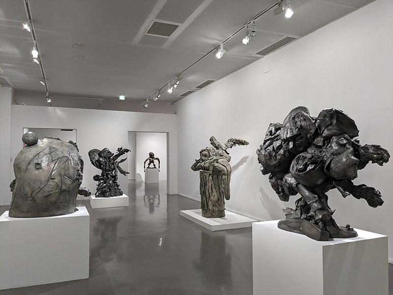 La salle des sculptures de Dana Schutz : Le monde visible au MAM Paris © Photo Ludovic Sanejouand pour LeJournaldesArts.fr