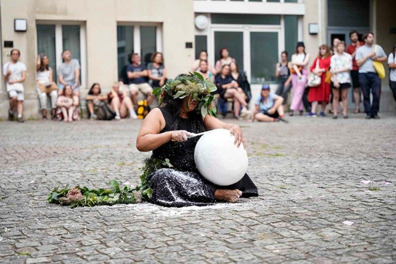 Atelier ouvert de Nge Lay lors de l’événement hebdomadaire « Ateliers ouverts : pratiques ralenties » à la Cité internationale des arts, 2023. © Cité internationale des arts / Maurine Tric
