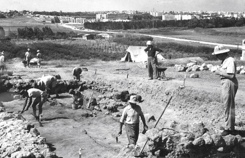 Fouille de Tell Qasile, l'un des premiers chantiers de fouilles conduits dans le cadre du nouvel Etat israélien. Cette fouille vient donner des racines bibliques à la ville de Tel Aviv située à proximité. © Archives photographiques de l'Université hébraïque