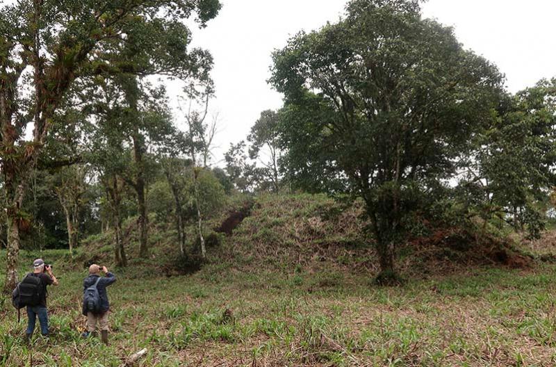 Observation d'un monticule sur le site archéologique de Sangay. © Stéphen Rostain