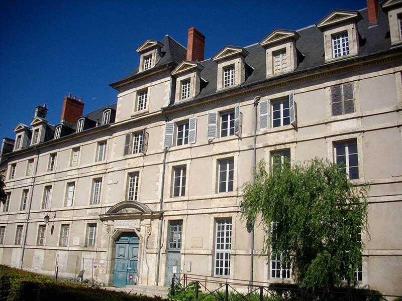 L'ancien Collège des Jésuites de Bourges abrite l'ENSA de la ville. © Fab5669, 2017, CC BY-SA 4.0