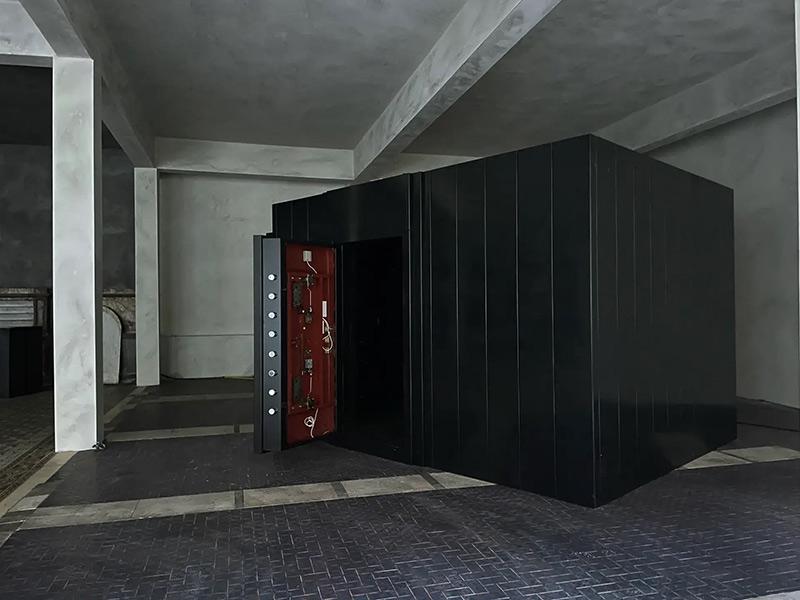 L'installation d'Andreï Molodkin est conservée dans un caisson de sécurité pesant 32 tonnes. © The Foundry Studio