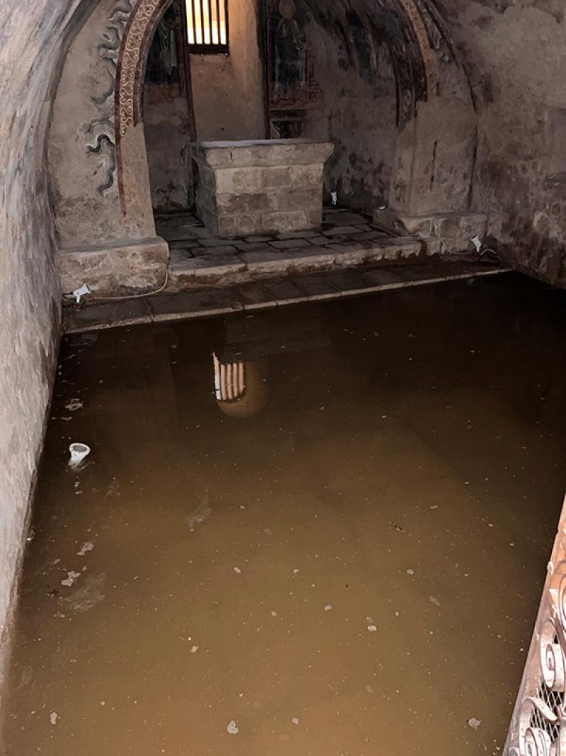 Abbaye de Saint-Savin-sur-Gartempe : inondation de la crypte des saints Savin et Cyprien avec les peintures murales romanes inscrites à l’Unesco. © J-P Benoit