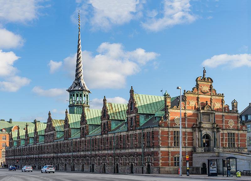 L’ancienne Bourse de Copenhague (la Børsen) au Danemark en 2016 © Photo Jebulon - CC0 1.0