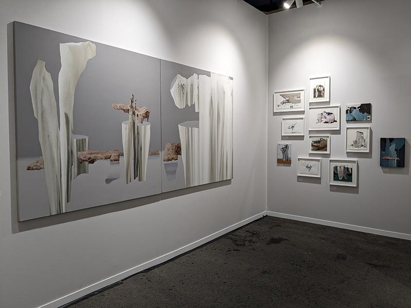 Stand de la Galerie Maria Lund présentant un solo show de Min Jung-Yeon, à Art Paris 2024 © Photo Ludovic Sanejouand pour LeJournaldesArts.fr