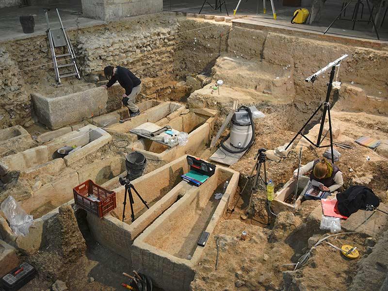Sarcophages mérovingiens en cours de fouille dans le sondage de la nef de l’église Saint-Martin-au-Val. © Direction de l’Archéologie, ville de Chartres