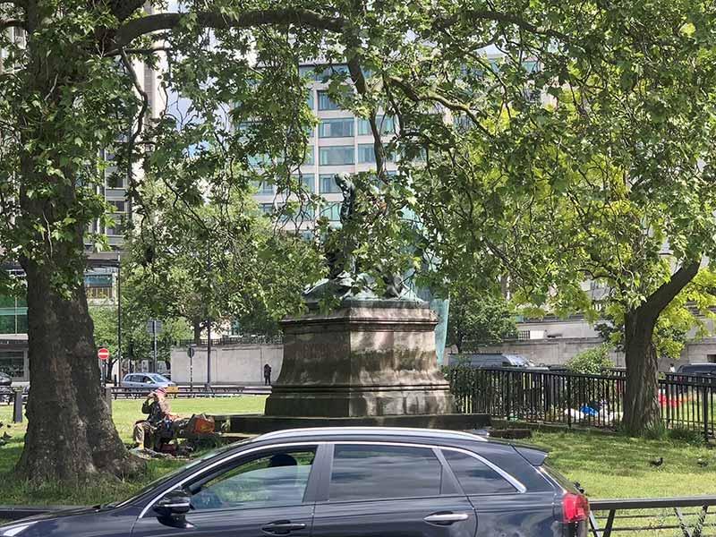 La statue de Lord Byron, entourée d'axes routiers. © Chloé Goudenhooft.