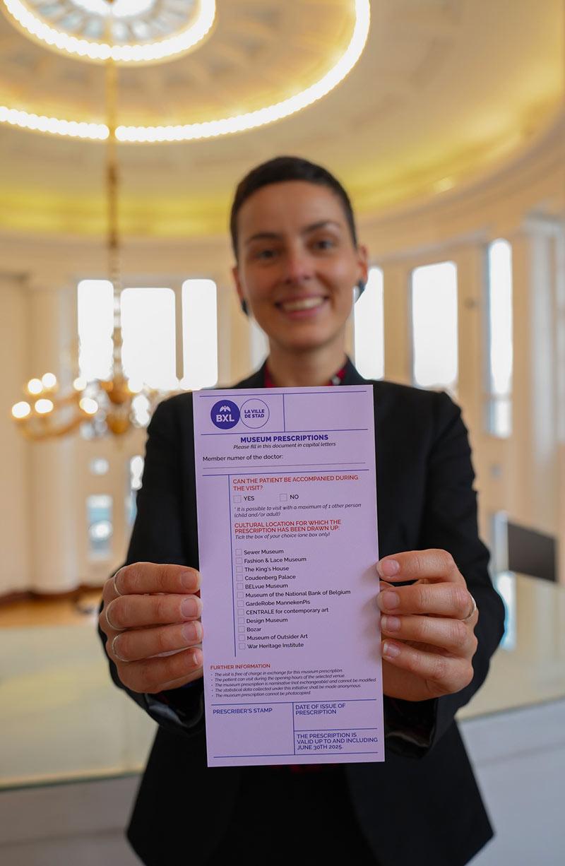 Delphine Houba présentant une ordonnance de prescription muséale. © Ville de Bruxelles.