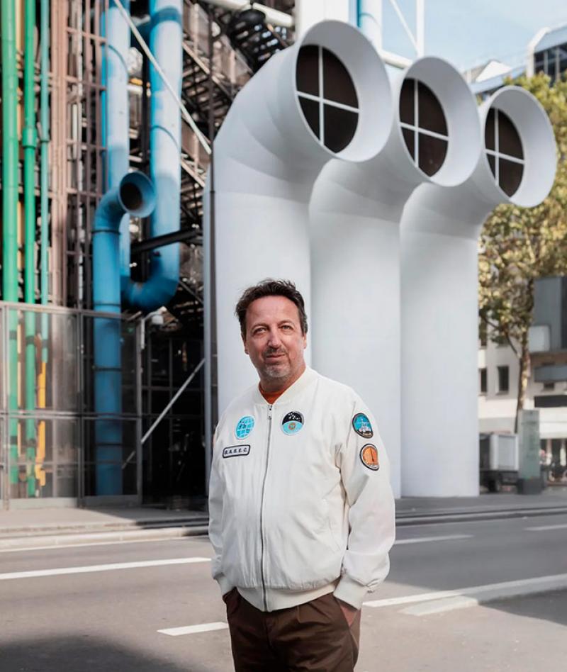 Emmanuel Perrotin devant le Centre Pompidou. © Tanguy Beurdeley, courtesy Galerie Perrotin